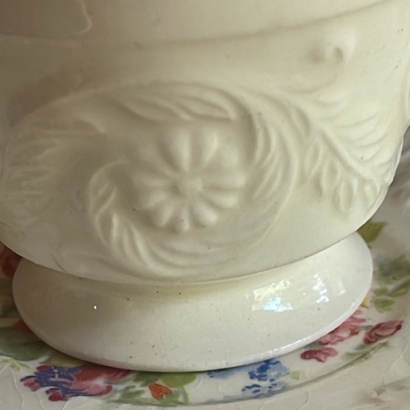 BEAUTIFUL ANTIQUE PAIR OF FLORAL DEMITASSE TEACUPS AND SAUCERS - Picture 5 of 12